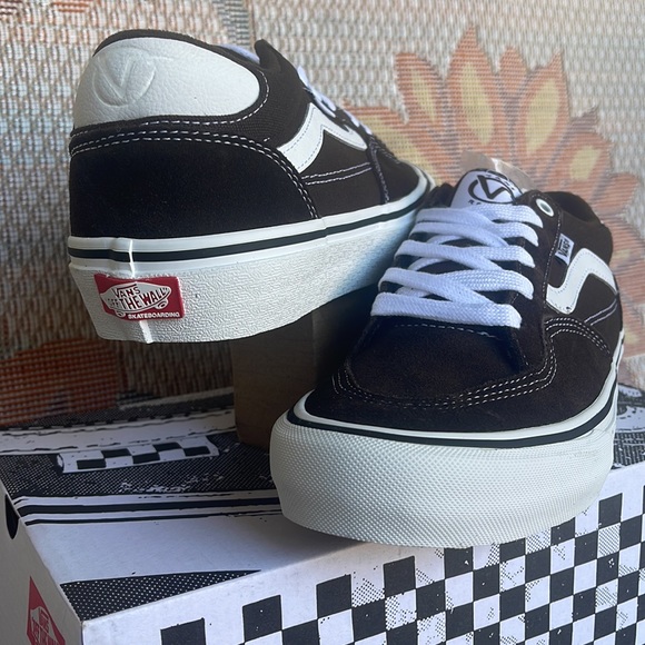 Vans Men’s Rowan
Dark Brown
VN0A5JICDRB
Sneakers - Picture 10 of 16